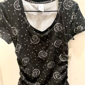 NWT No Boundaries Sun Moon and Stars Print Ribbed Vneck Short Sleeve Top